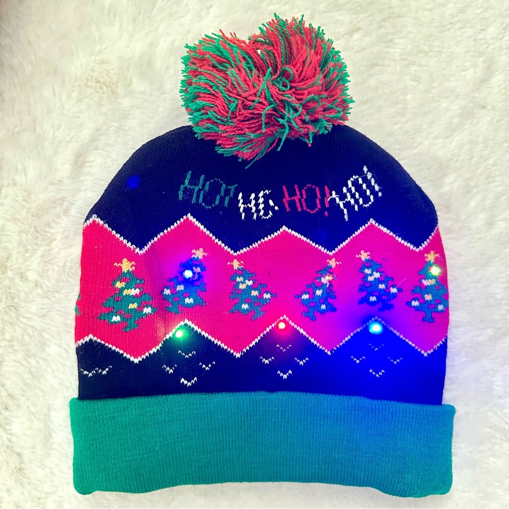 New LED Lighted Christmas Beanie Hat With Pom Pom And 3 Flashing Modes - Unisex